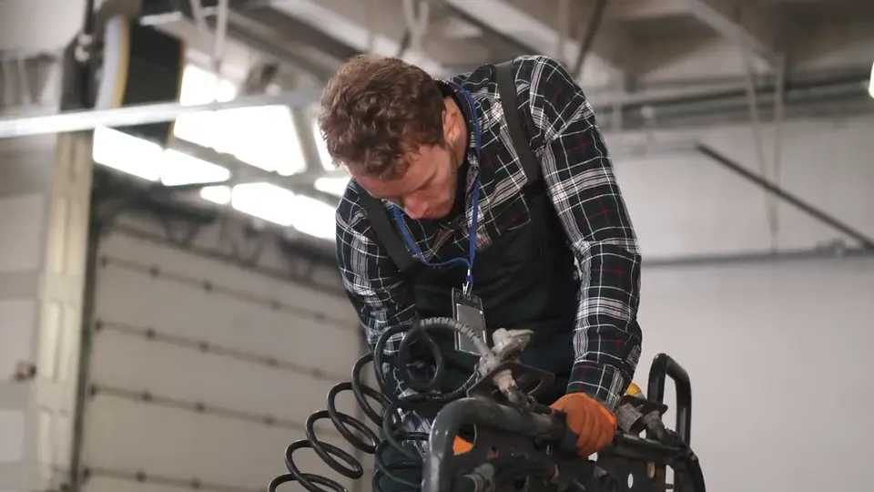 Technicien intervenant sur une machine