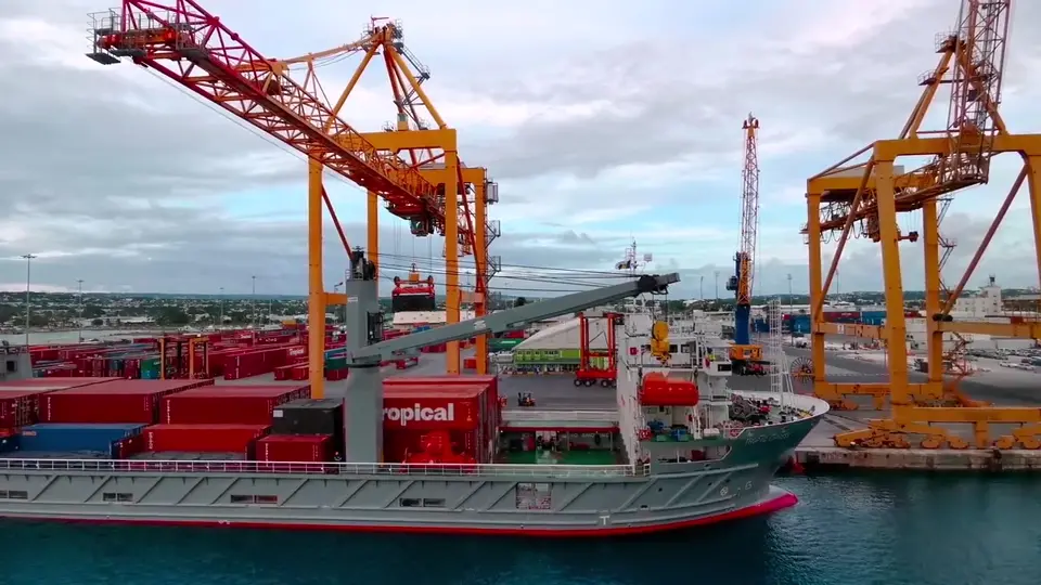 Navire porte-conteneurs dans un terminal portuaire